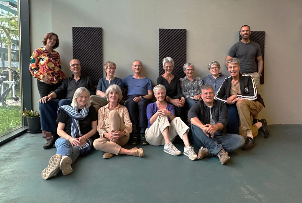 De zangers van Vocaal Ensemble Tien september 2025
